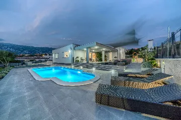 Rovanjska Villa with Heated Pool and Sea Views