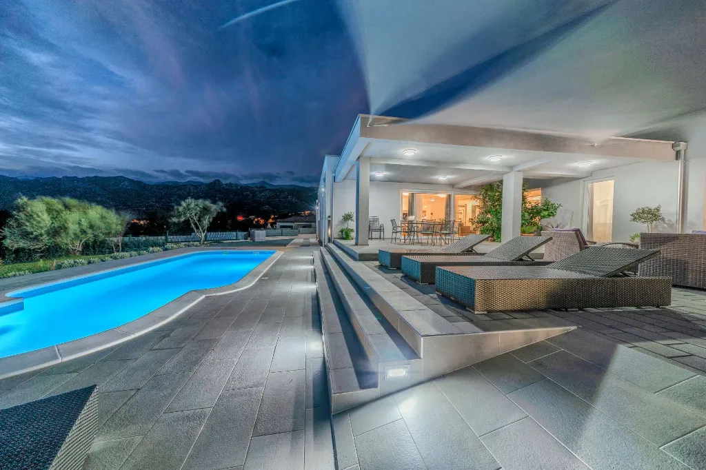 Rovanjska Villa with Heated Pool and Sea Views