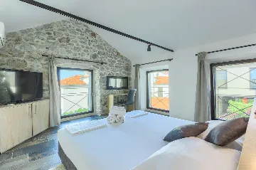 Tkon Villa for 18 Guests with Pool