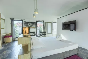 Tkon Villa for 18 Guests with Pool