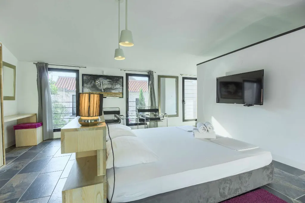 Tkon Villa for 18 Guests with Pool