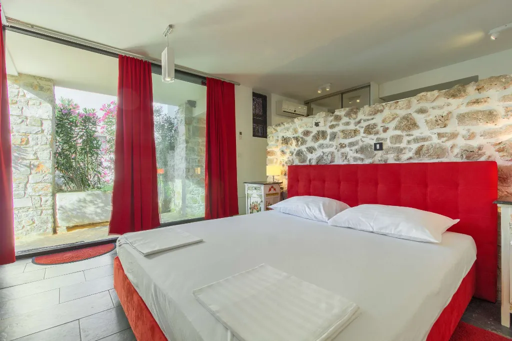 Tkon Villa for 18 Guests with Pool