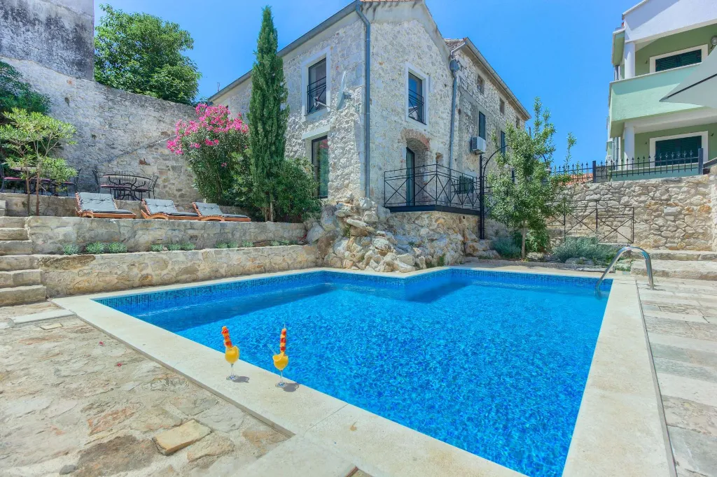 Tkon Villa for 18 Guests with Pool