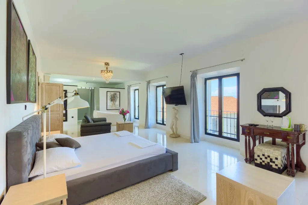 Tkon Villa for 18 Guests with Pool