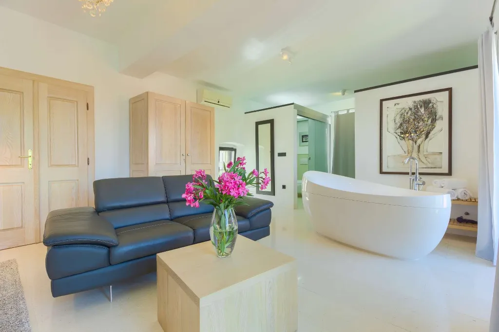 Tkon Villa for 18 Guests with Pool