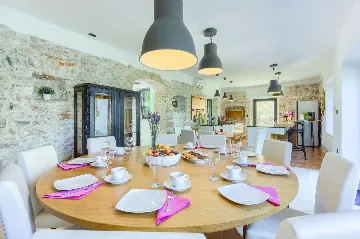 Tkon Villa for 18 Guests with Pool