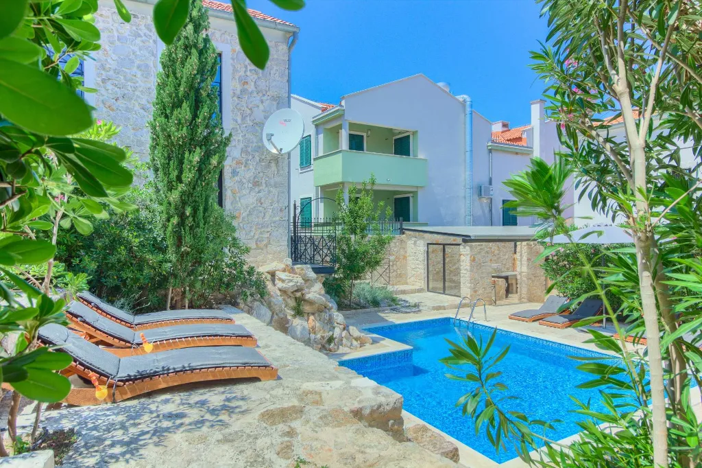 Tkon Villa for 18 Guests with Pool