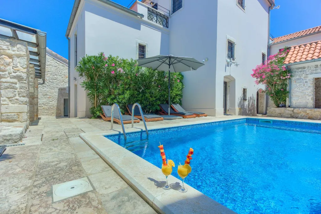 Tkon Villa for 18 Guests with Pool