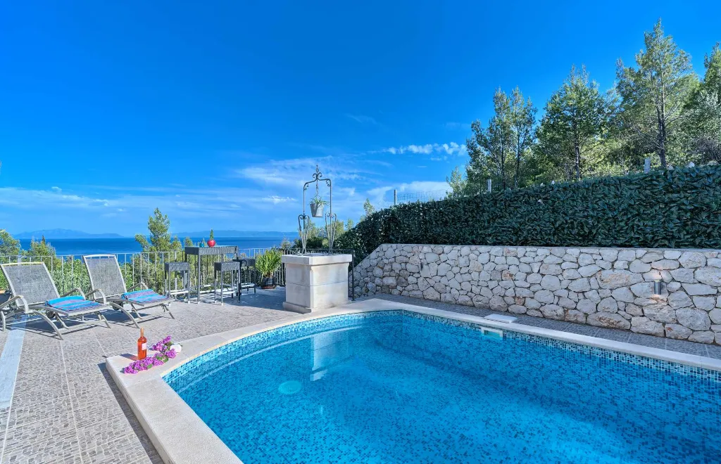 Pool & Sea-View Villa in Gromin Dolac