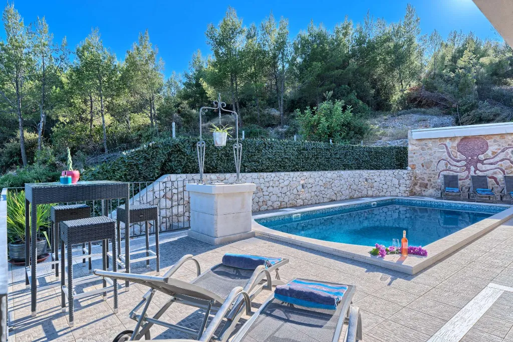 Pool & Sea-View Villa in Gromin Dolac