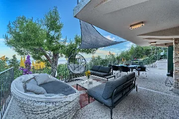 Pool & Sea-View Villa in Gromin Dolac