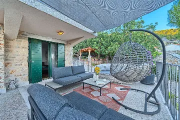 Pool & Sea-View Villa in Gromin Dolac