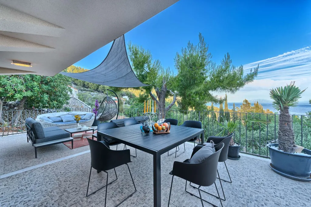 Pool & Sea-View Villa in Gromin Dolac