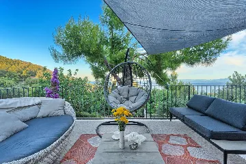 Pool & Sea-View Villa in Gromin Dolac