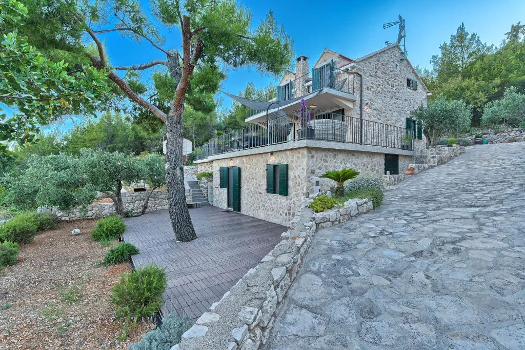 Pool & Sea-View Villa in Gromin Dolac