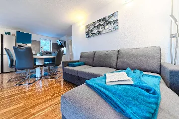 Pool & Sea-View Villa in Gromin Dolac