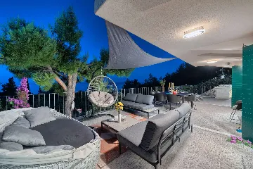 Pool & Sea-View Villa in Gromin Dolac