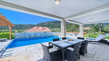 Jelsa Villa for 10 Guests with Heated Pool & Spa