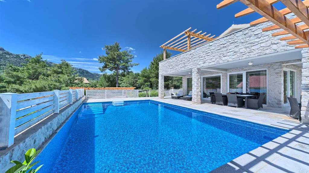 Jelsa Villa for 10 Guests with Heated Pool & Spa
