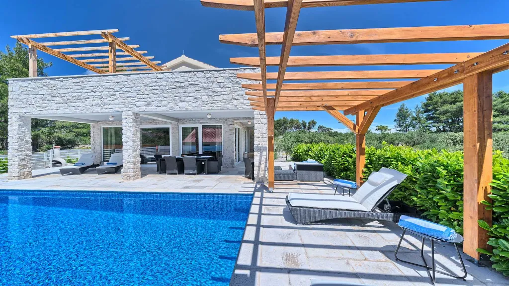 Jelsa Villa for 10 Guests with Heated Pool & Spa