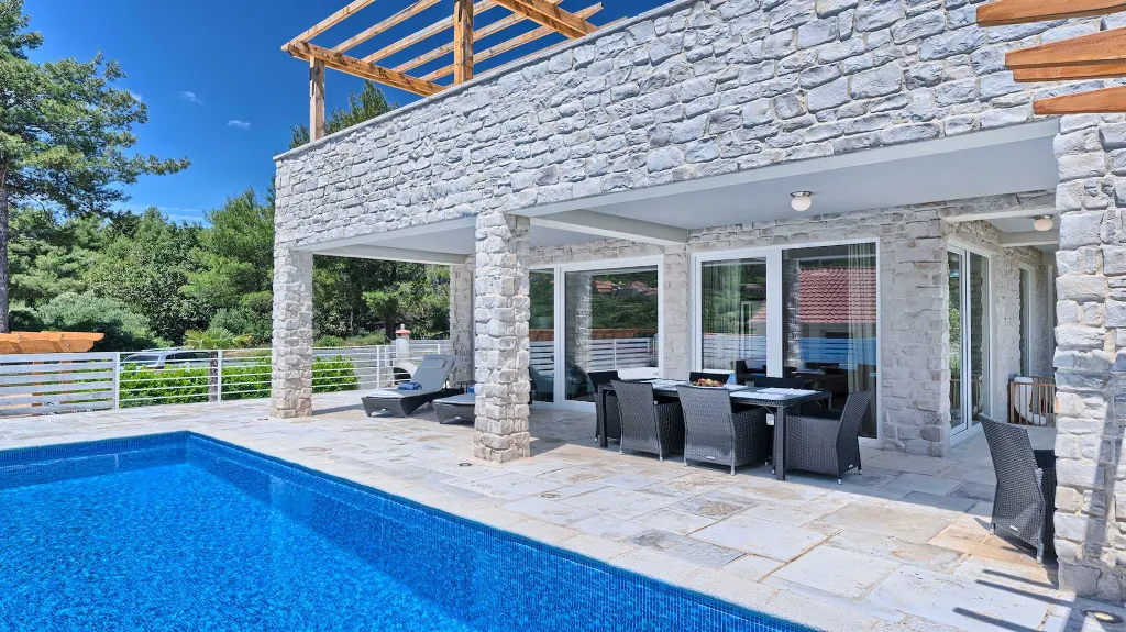 Jelsa Villa for 10 Guests with Heated Pool & Spa