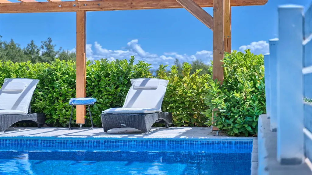 Jelsa Villa for 10 Guests with Heated Pool & Spa