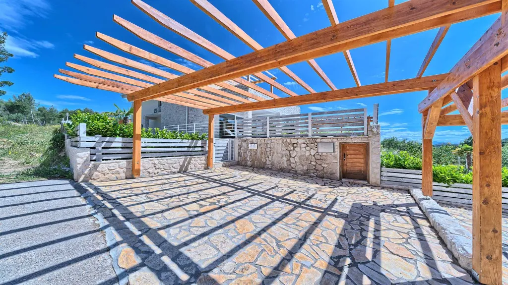 Jelsa Villa for 10 Guests with Heated Pool & Spa