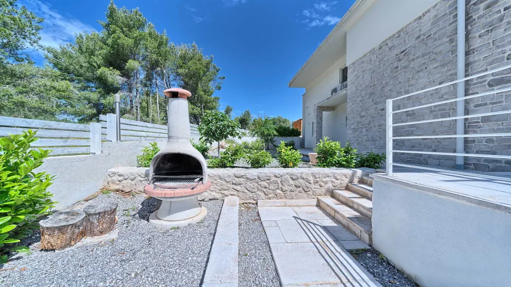 Jelsa Villa for 10 Guests with Heated Pool & Spa