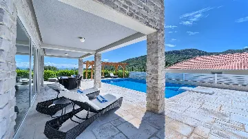 Jelsa Villa for 10 Guests with Heated Pool & Spa