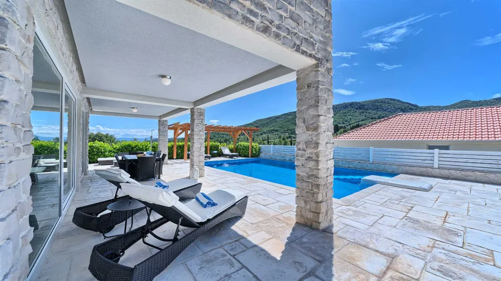 Jelsa Villa for 10 Guests with Heated Pool & Spa