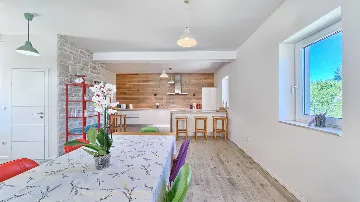 Jelsa Villa for 10 Guests with Heated Pool & Spa