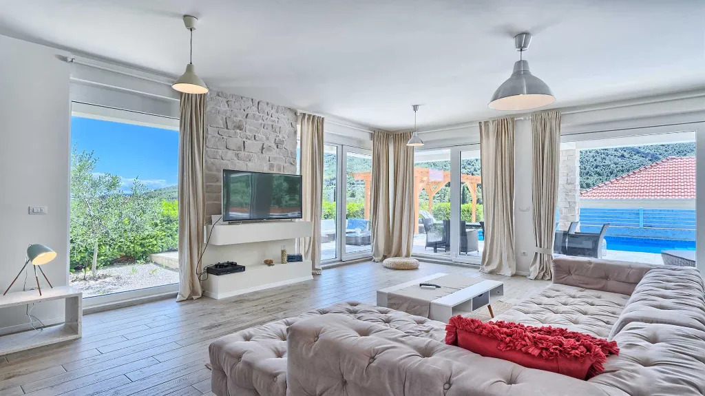 Jelsa Villa for 10 Guests with Heated Pool & Spa