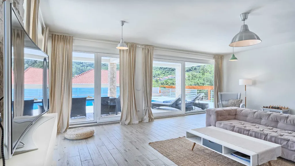Jelsa Villa for 10 Guests with Heated Pool & Spa