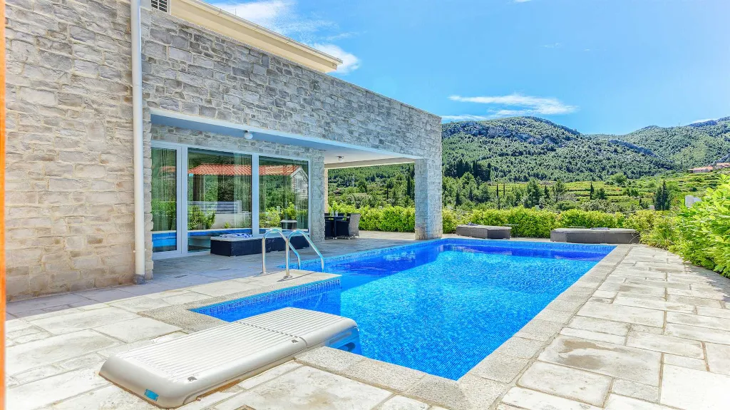 Villa in Jelsa for 10 Guests with Private Pool & Spa