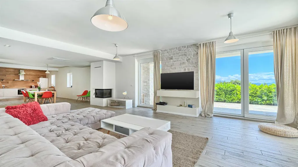 Villa in Jelsa for 10 Guests with Private Pool & Spa