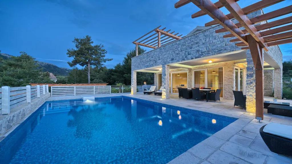 Villa in Jelsa for 10 Guests with Private Pool & Spa