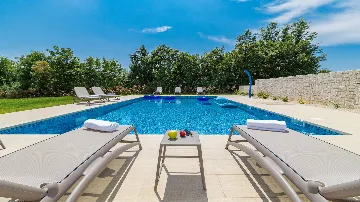 Butkovici Holiday House with 72 m² Pool for 10