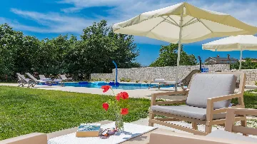 Butkovici Holiday House with 72 m² Pool for 10