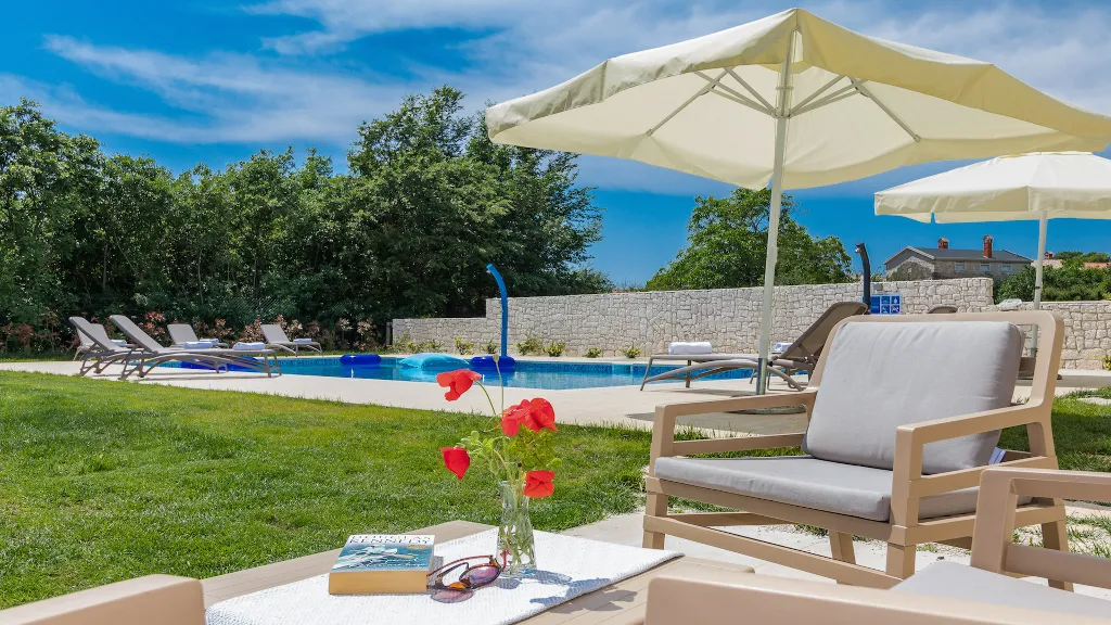 Butkovici Holiday House with 72 m² Pool for 10