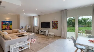 Butkovici Holiday House with 72 m² Pool for 10