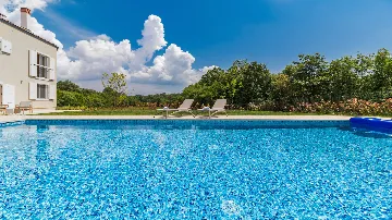 Butkovici Holiday House with 72 m² Pool for 10