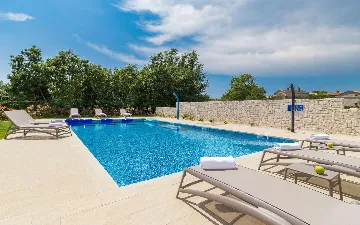 Butkovici Holiday House with 72 m² Pool for 10