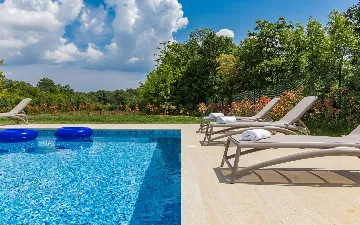 Butkovici Holiday House with 72 m² Pool for 10