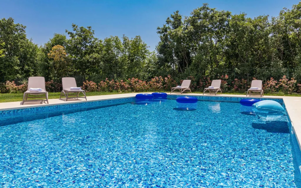 Butkovici Holiday House with 72 m² Pool for 10