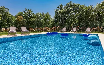 Butkovici Holiday House with 72 m² Pool for 10