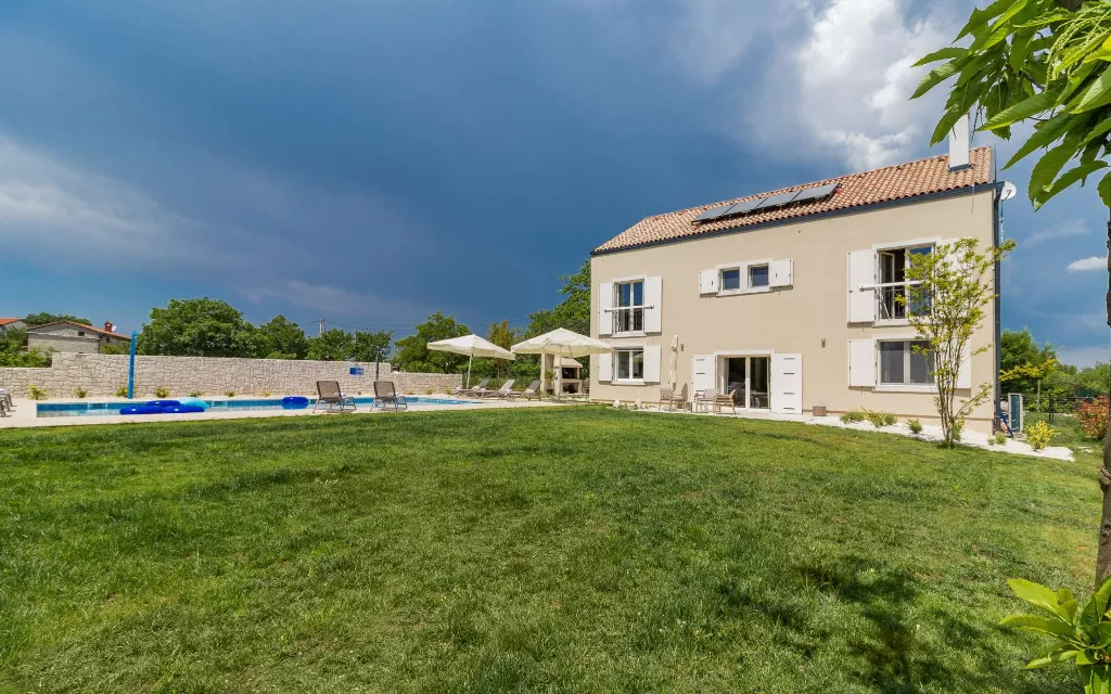 Butkovici Holiday House with 72 m² Pool for 10