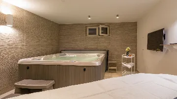 Butkovici Holiday House with 72 m² Pool for 10