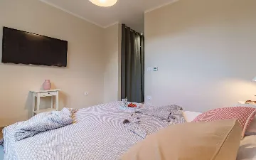 Butkovici Holiday House with 72 m² Pool for 10