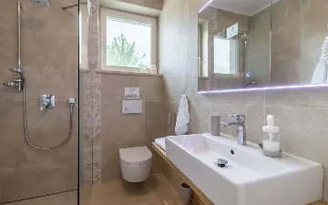 Butkovici Holiday House with 72 m² Pool for 10