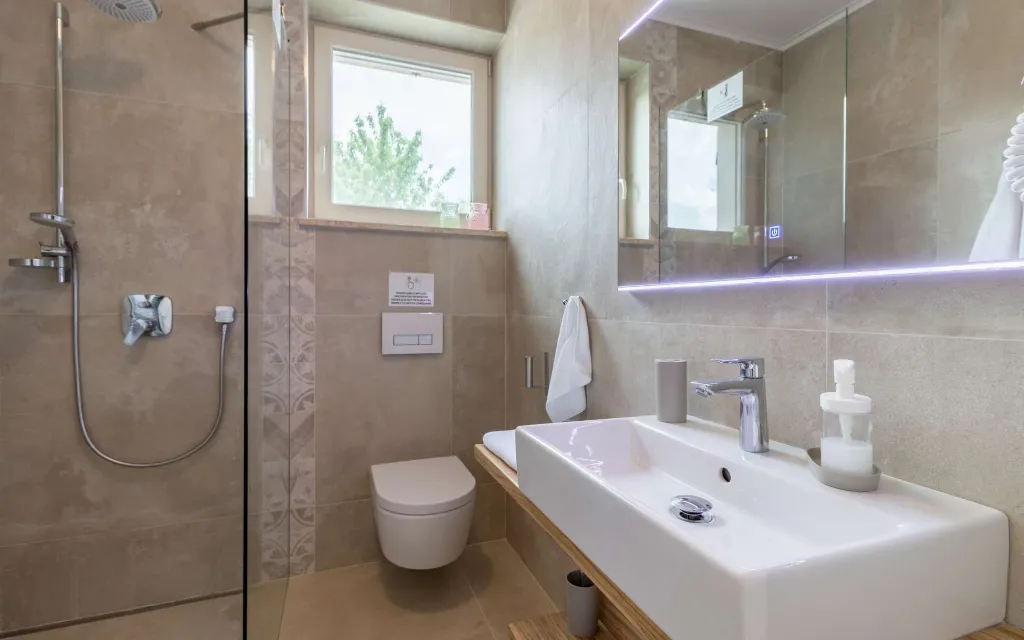 Butkovici Holiday House with 72 m² Pool for 10
